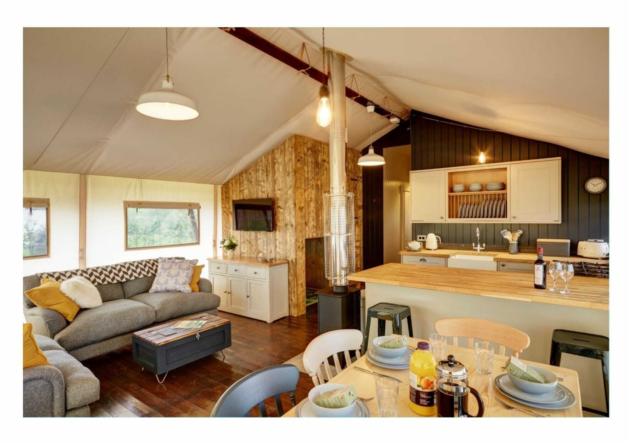 Love2Stay Glamping Resort 슈루즈버리 외부 사진